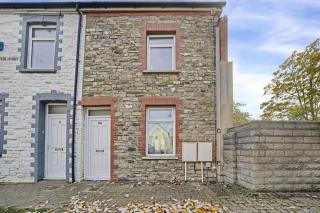 3Bedroom Home Near Cardiff Central with Garden - 6