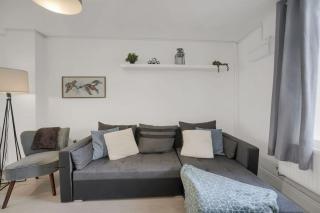 3Bedroom Home Near Cardiff Central with Garden - 2