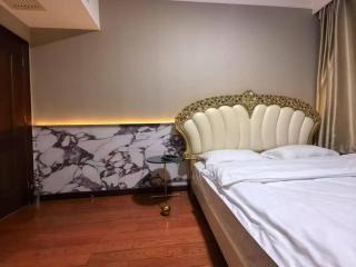 Panoramic views of the Bund and the Yangtze River, adjacent to the Oriental Pearl Tower, a top-tier luxury residence in Shanghai - 2