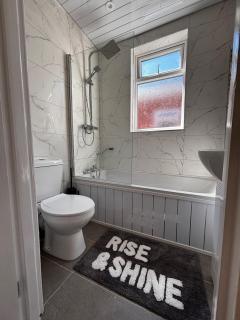 Large 3BR Home with Wi-Fi & Parking, Perfect for Extended Stays, Near M5 & M6 - 6