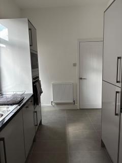 Large 3BR Home with Wi-Fi & Parking, Perfect for Extended Stays, Near M5 & M6 - 8