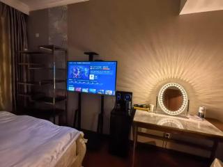 Panoramic views of the Bund and the Yangtze River, adjacent to the Oriental Pearl Tower, a top-tier luxury residence in Shanghai - 1