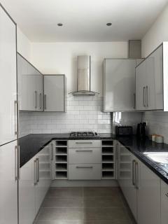 Spacious 4BR Home, Ideal for Contractors & Families, Easy M5-M6 Access - 4