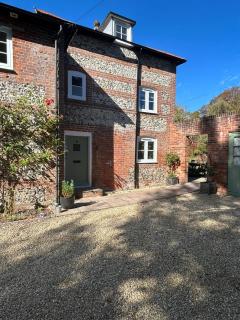 Riverside Sawyers Cottage nr Stonehenge with Garden - 9