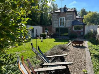 Riverside Sawyers Cottage nr Stonehenge with Garden - 7
