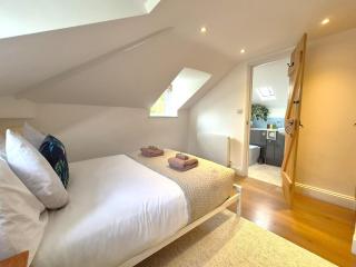 Riverside Sawyers Cottage nr Stonehenge with Garden - 6