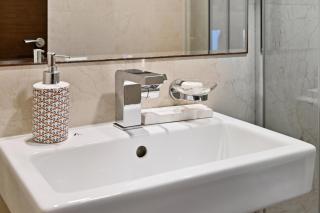 Serene Escape in Bustling Marina and JBR, Ensuite 2BR, Sky Garden Access - 4