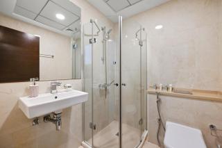 Serene Escape in Bustling Marina and JBR, Ensuite 2BR, Sky Garden Access - 5