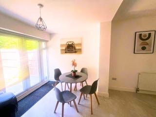 Aisiki Stays Apartment at Chiltern View - 5-Bedroom & 2-Bathroom, Pet-Friendly House with Garden, King Size or Single Beds with Free Wi-Fi and Parking Space - 8