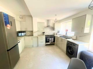 Aisiki Stays Apartment at Chiltern View - 5-Bedroom & 2-Bathroom, Pet-Friendly House with Garden, King Size or Single Beds with Free Wi-Fi and Parking Space - 6