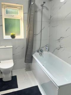 Aisiki Stays Apartment at Chiltern View - 5-Bedroom & 2-Bathroom, Pet-Friendly House with Garden, King Size or Single Beds with Free Wi-Fi and Parking Space - 5