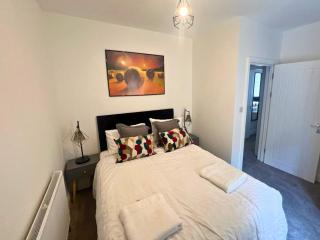 Aisiki Stays Apartment at Chiltern View - 5-Bedroom & 2-Bathroom, Pet-Friendly House with Garden, King Size or Single Beds with Free Wi-Fi and Parking Space - 3
