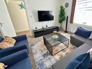 Aisiki Stays Apartment at Chiltern View - 5-Bedroom & 2-Bathroom, Pet-Friendly House with Garden, King Size or Single Beds with Free Wi-Fi and Parking Space - 2