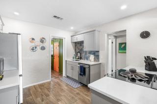 Tropical Disco, Luxury, Top 5 percent of Homes, Guest Favorite, Heated Pool, Mins to St Pete Beach - 2