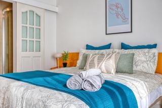 Stunning Seafront Apartment with Panoramic Views - 3