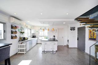 Eclectic Duplex with Large Balcony by HolyGuest - 8