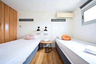 Eclectic Duplex with Large Balcony by HolyGuest - 7