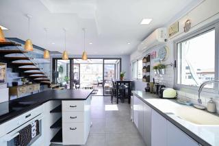 Eclectic Duplex with Large Balcony by HolyGuest - 1