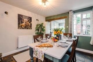 Beautiful Cozy Cottage in Sandbach by 53 Degrees Property, Sleeps 4 with FREE Parking - 2