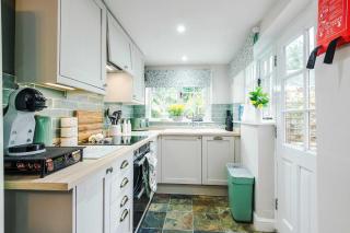 Beautiful Cozy Cottage in Sandbach by 53 Degrees Property, Sleeps 4 with FREE Parking - 3