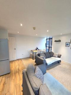 Cawley Priory, Spacious 2 Bedroom City Centre Flat with Parking Space - Chichester Holiday Properties - 9