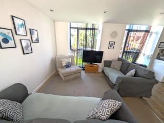 Cawley Priory, Spacious 2 Bedroom City Centre Flat with Parking Space - Chichester Holiday Properties - 8