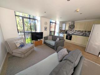 Cawley Priory, Spacious 2 Bedroom City Centre Flat with Parking Space - Chichester Holiday Properties - 7