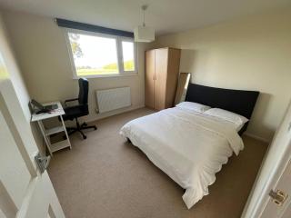 Grand 5BR Home in Market Harborough with Parking - 5