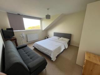 Grand 5BR Home in Market Harborough with Parking - 3