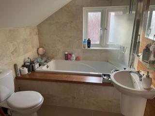 Grand 5BR Home in Market Harborough with Parking - 1