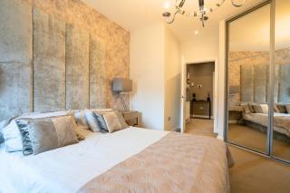 Luxury 2BR Apt with WiFi, Workspace and Parking - 7