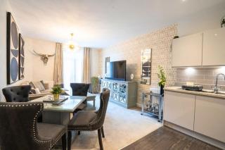 Luxury 2BR Apt with WiFi, Workspace and Parking - 4