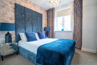 Luxury 2BR Apt with WiFi, Workspace and Parking - 3