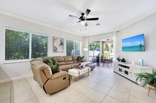 Relax at Dolphin Dreams Private Pool, 3BR/2BA Naples Park Retreat - 3