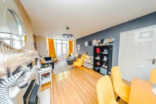 TranquilHaus! 3BR Retreat with Spa Saunas, Hot Tub & Garden Cinema - 3