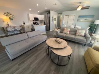 Redfish - Updated & Roomy 1.5 Mi to Beach Full Kitchen W&D - 6