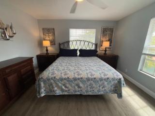 Redfish - Updated & Roomy 1.5 Mi to Beach Full Kitchen W&D - 2