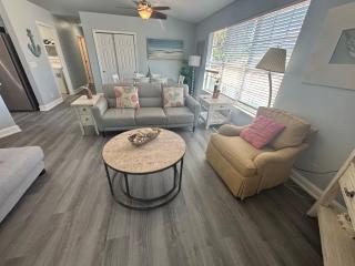 Redfish - Updated & Roomy 1.5 Mi to Beach Full Kitchen W&D - 7