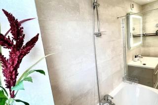 Strood Home-Sleeps 6-Great for Groups & Families - 2