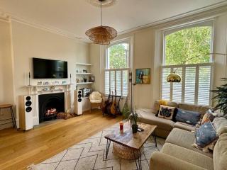 Airy hillside flat with views - 0