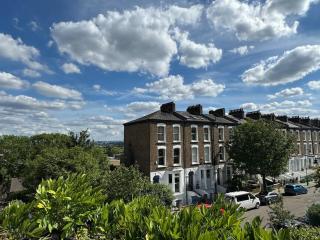 Airy hillside flat with views - 7