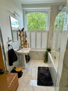 Airy hillside flat with views - 4