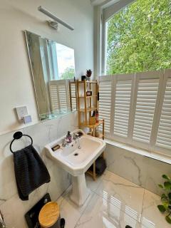 Airy hillside flat with views - 2