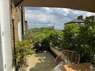 Airy hillside flat with views - 1