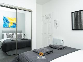 CENTRAL SERVICED APARTMENTS - Cosy 1 Bedroom - Walk Away From City Quay V&A - Walk to Bus and Train Station - Easy Access to City Centre - Fast Wi-Fi - Fully Equipped - Weekly & Monthly Stay Offers - 7