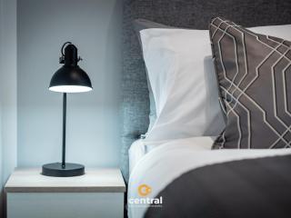 CENTRAL SERVICED APARTMENTS - Cosy 1 Bedroom - Walk Away From City Quay V&A - Walk to Bus and Train Station - Easy Access to City Centre - Fast Wi-Fi - Fully Equipped - Weekly & Monthly Stay Offers - 5