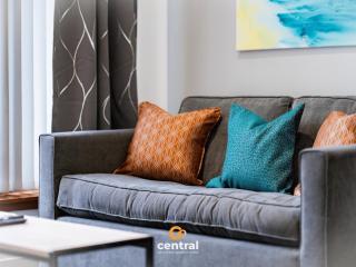 CENTRAL SERVICED APARTMENTS - Cosy 1 Bedroom - Walk Away From City Quay V&A - Walk to Bus and Train Station - Easy Access to City Centre - Fast Wi-Fi - Fully Equipped - Weekly & Monthly Stay Offers - 1