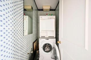 Bright 2 bedroom Apt on Stanhope Gardens - 6