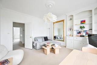 Bright 2 bedroom Apt on Stanhope Gardens - 1