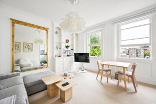 Bright 2 bedroom Apt on Stanhope Gardens - 4